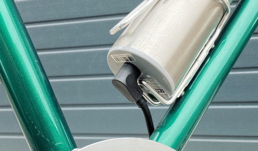 Le connecteur de batterie compact transforme un vélo classique en vélo électrique