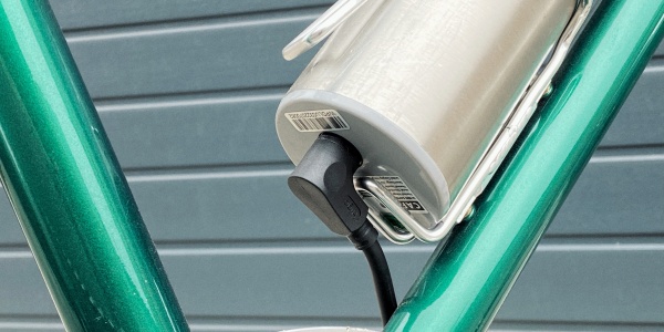 Le connecteur de batterie compact transforme un vélo classique en vélo électrique